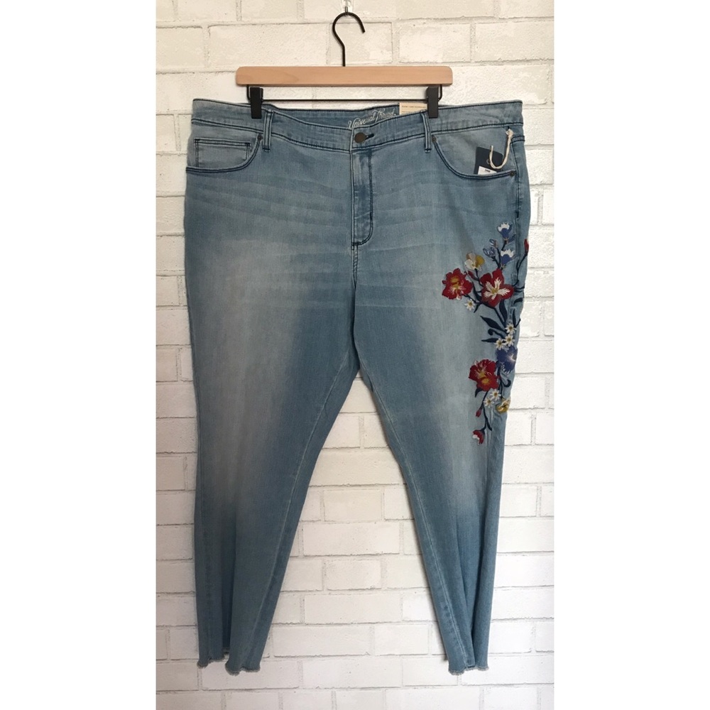 Plus Size Embroidered Jeans - Picture 2 of 7